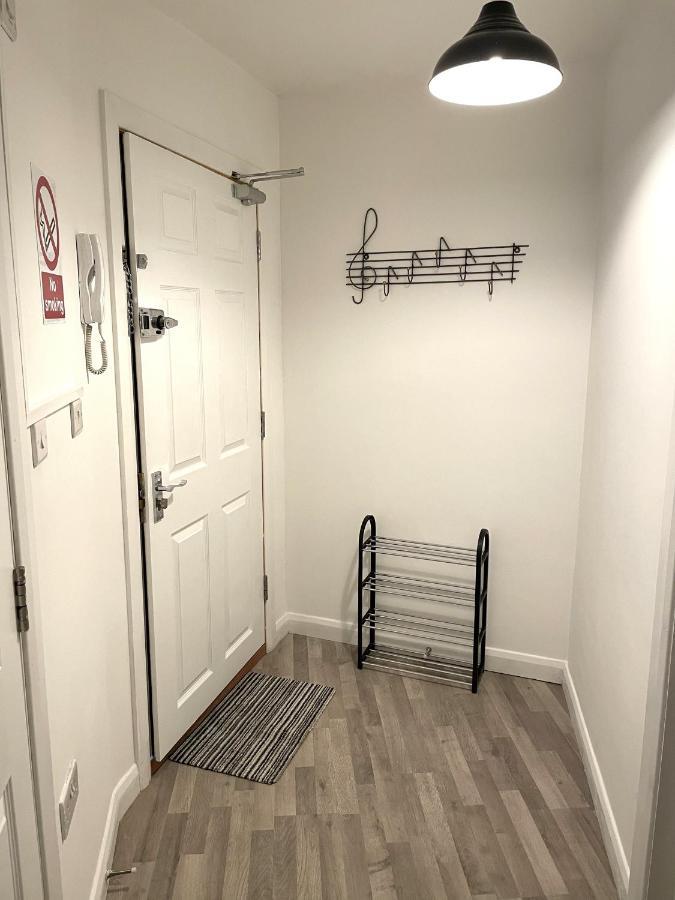 Supreme - 1 Bedroom Apart Sleeps 4 Short/Long Stay ジリンガム エクステリア 写真